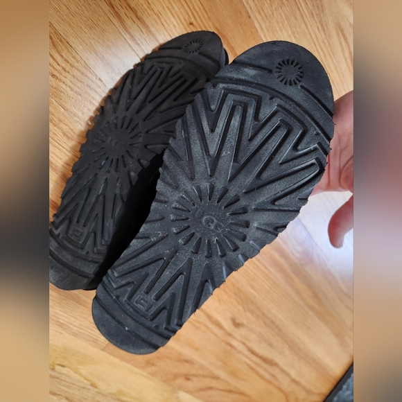 UGG Women's Classic Unlined Mini Perf Boots size 7 in black - Picture 6 of 11